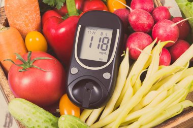 Şeker seviyesi ve sebzeleri diyabet sırasında vitamin içeren sağlıklı bileşenler olarak kontrol etmek için glukometre