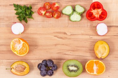 Kaynak mineraller, vitaminler ve lif olarak sağlıklı besleyici meyve ve sebzelerçerçeve, metin için yer