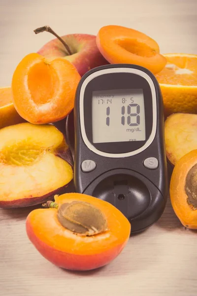 Glukometer und frisches natürliches Obst mit Vitaminen für einen gesunden Lebensstil von Diabetikern. Jahrgangsfoto — Stockfoto