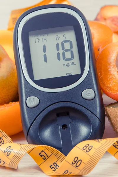 Glucometer, fita métrica e frutas naturais frescas contendo vitaminas para estilos de vida saudáveis de diabéticos — Fotografia de Stock