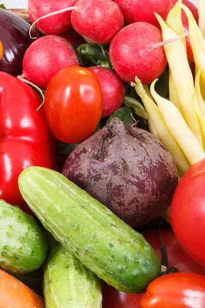 Gezonde groenten in houten doos als snack met vitaminen — Stockfoto