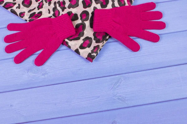 Шерстяные перчатки и шаль для женщин на досках. Место для текста — стоковое фото