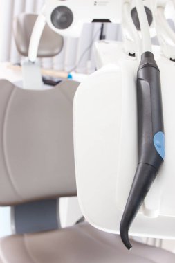 Diş aletleri, aksesuarlar ve dişçiler tarafından stomatoloji ofisinde kullanılan sandalye.