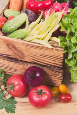 Vitamin içeren yiyecek olarak ahşap kutuda taze sebzeler. Sağlıklı yaşam tarzları ve beslenme