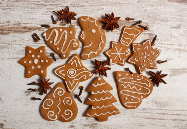 Pane di zenzero appena sfornato con spezie sulla vecchia tavola. Tempo di Natale — Foto Stock