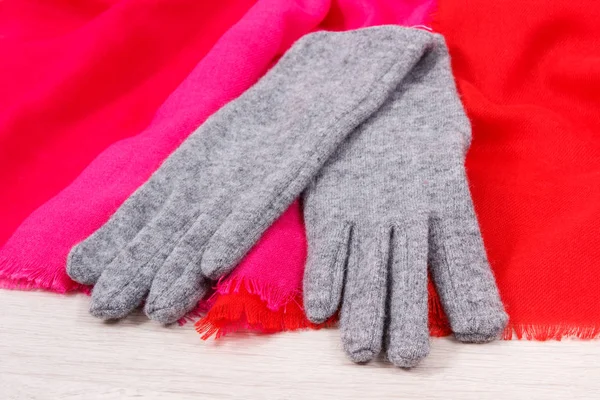 Перчатки и шаль на борту, тёплая женская одежда на осень или зиму — стоковое фото