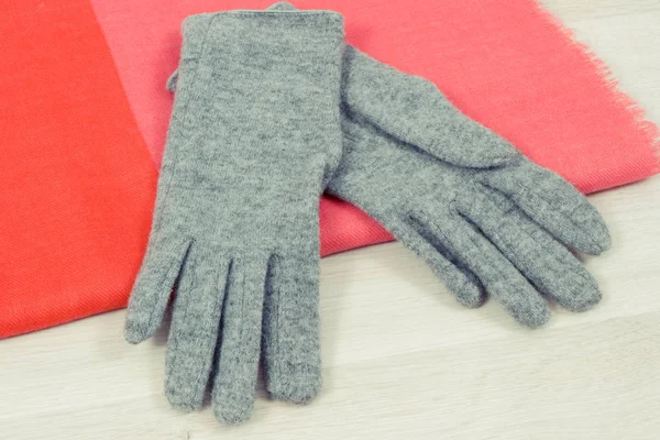 Guantes y chal para mujer a bordo, ropa para usar en otoño o invierno —  Fotos de Stock