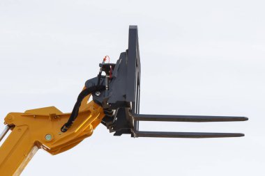 Forklift yükleyici veya istifleyici parçası. Sanayi de modern teknoloji veya tarım kavramı