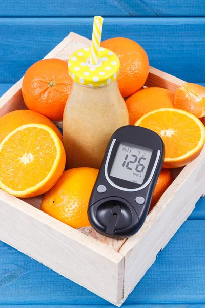 Kaynak vitamin ve mineral olarak narenciye şeker seviyesi ve smoothie ile Glucometer — Stok fotoğraf