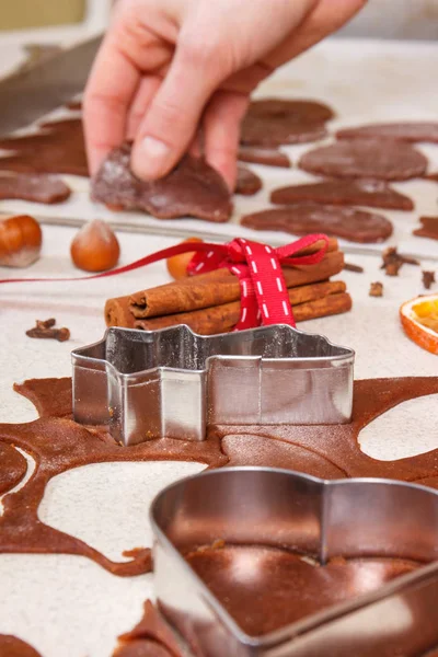 Pasta, ingredienti e accessori per la cottura del pan di zenzero, concetto di tempo di Natale — Foto Stock