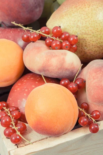 Fresh ripe fruits in wooden box. Food containing healthy minerals and vitamins — Stock Photo, Image