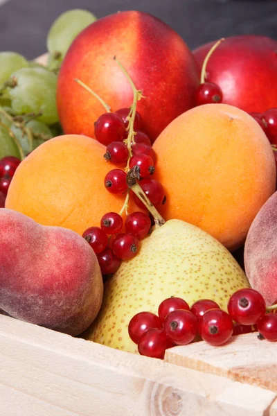 Montón de frutas en caja de madera como aperitivo saludable o postre que contiene vitaminas naturales —  Fotos de Stock