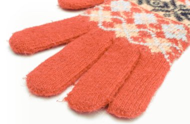 Beyaz arka planda kırmızı yünlü eldivenler. Kadınsı giysiler