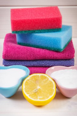 Evde farklı yüzeyleri temizlemek için aksesuarlar ve doğal, toksik olmayan çevre dostu deterjanlar