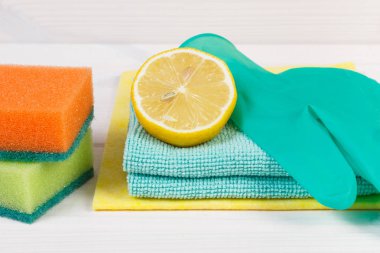 Farklı yüzeyleri temizlemek için renkli aksesuarlar ve limon deterjanı