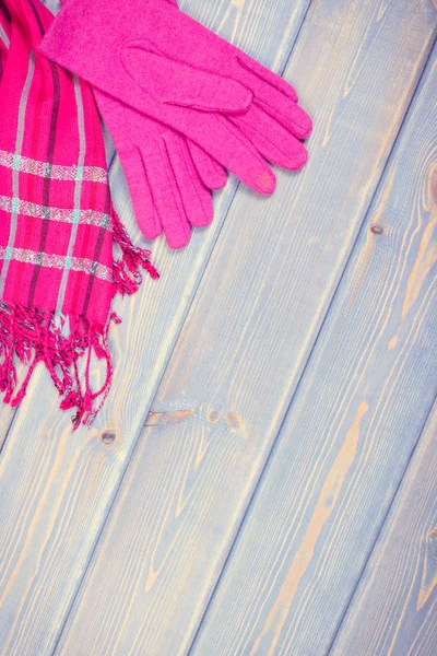 Mistrovská fotka, rukavice a šál pro ženy, oblečení na podzim nebo zimu, kopírování místa pro text — Stock fotografie