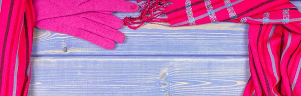 Rám z vlněných rukavic a šál pro ženy. Oblečení na podzim nebo zimu. Kopírovat prostor pro text — Stock fotografie