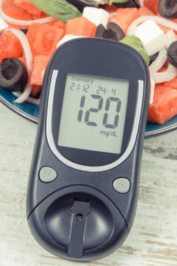 Şeker seviyesini ölçmek için glukometre ve beyaz peynirli karpuz salatası. Vitamin ve mineral içeren diyabet sırasında sağlıklı yiyecekler