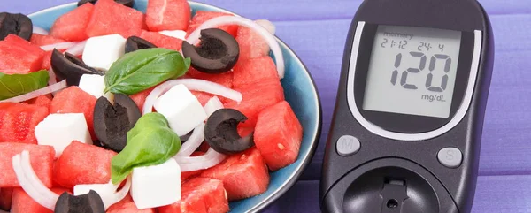 Glukometer för kontroll av sockernivån och sommarsallad av vattenmelon med fetaost. Hälsosam mat under diabetes — Stockfoto