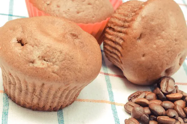 Nybakade hembakade muffins och kaffekorn. Läcker efterrätt — Stockfoto