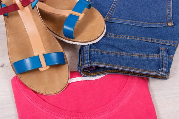 女用时尚舒适的皮鞋 蓝色牛仔裤 红色棉质衬衫或毛衣 — 图库照片