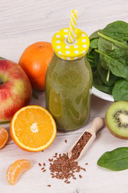 Doğal meyve ve sebzelerden taze harmanlanmış besleyici kuyruk, sağlıklı beslenme kavramı.