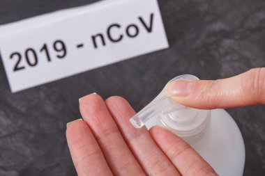 Dezenfeksiyon ya da el yıkama için alkol ya da sabunla dezenfektan sıvısı. Salgın koronavirüsü yaymayı bırak. Covid-19. 2019-NCoV. Sars-CoV-2