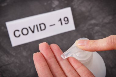 Dezenfeksiyon ya da el yıkama için alkol ya da sabunla dezenfektan sıvısı. Salgın koronavirüsü yaymayı bırak. Covid-19. 2019-NCoV. Sars-CoV-2