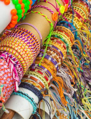 Pazar yerinde renkli bilezikler, alışveriş mücevherleri ve kadın aksesuarları koleksiyonu