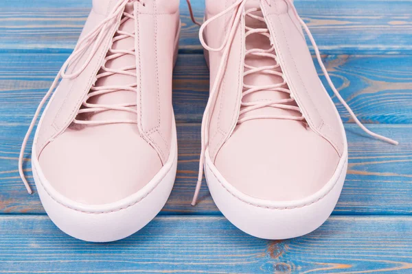 Par Zapatos Cuero Para Mujer Viejas Tablas Azules —  Fotos de Stock