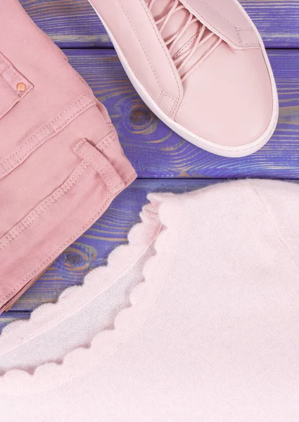 널빤지 액세서리 분홍색 스웨터와 — 스톡 사진