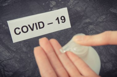 Alkol dezenfektanı ya da sabun kullanan eller. Coronavirus covid-19 koruma önlemleri. Çin Coronavirüs salgını romanı. 2019-nCoV. Sars-cov-2
