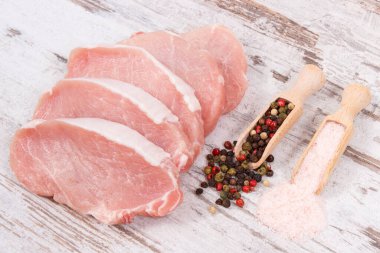 Çiğ et domuz biftek biber ve tuz öğle veya akşam yemeği yemek pişirmek için protein içeren