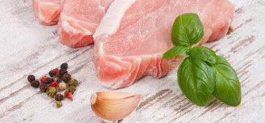 Pişirmek için baharatlı taze fileto dilimleri.