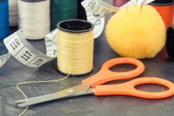 Accessoires Gereedschappen Voor Het Naaien Borduren Spoelen Draad Naald Schaar — Stockfoto