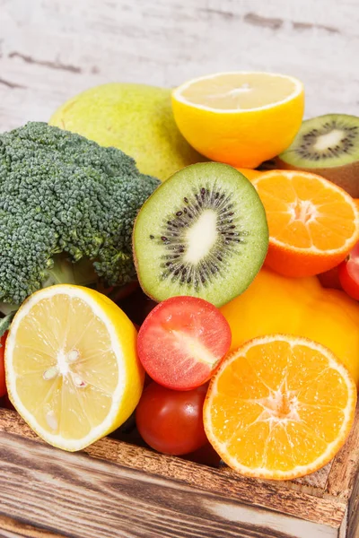 Natuurlijke Groenten Fruit Houten Rustieke Doos Voedzaam Voedsel Dat Gezonde — Stockfoto