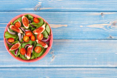Cam kasede taze meyve ve sebze salatası, diyet konsepti, sağlıklı yaşam tarzları ve beslenme, tahta tahtalar üzerinde metin için kopyalama alanı