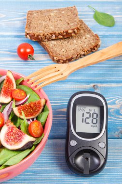 Meyve ve sebze salatası ve glukometre ölçüm şeker seviyesi, diyabet konsepti, diyet, sağlıklı yaşam tarzları ve beslenme