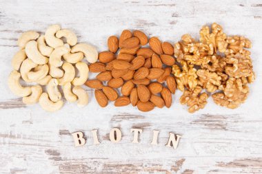Kaynak B7 vitamini, besin lifleri ve doğal mineraller gibi çeşitli fındık ve badem içeren yazıtlar. Besleyici yemek kavramı.