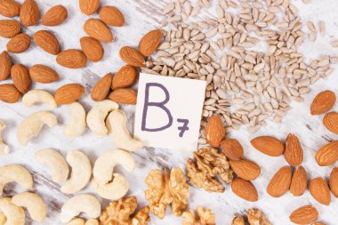 B7 vitamini, beslenme lifleri ve doğal mineraller içeren besleyici farklı bileşenler, sağlıklı beslenme konsepti