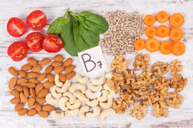 B7 vitamini, beslenme lifleri ve doğal mineraller içeren besleyici farklı bileşenler, sağlıklı beslenme konsepti
