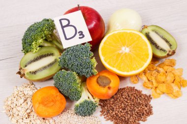 Besleyici farklı doğal ürünler ve vitamin PP, B3, beslenme lifleri ve mineraller içeren bileşenler, sağlıklı beslenme kavramı