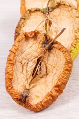 Yaşlı buruşuk küflü ve iğrenç elma, sağlıksız meyve kavramı.