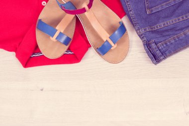 Kadınsı deri sandaletler, kot pantolon ve gömlek, kadınlar için günlük kıyafet kavramı, beyaz tahtadaki yazı için kopya alanı