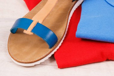 Kadınsı deri sandaletler ve gömlekler, konforlu kıyafetler.