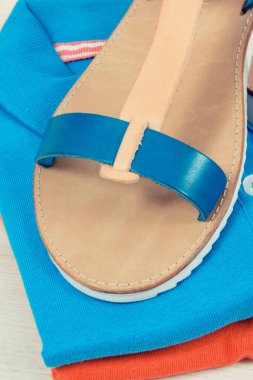 Kadınsı deri sandaletler ve gömlekler, konforlu kıyafetler.