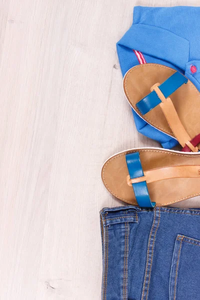 Sandalias Cuero Moda Cómodas Jeans Azules Camisa Algodón Para Mujer —  Fotos de Stock