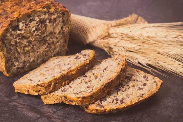 Slices Fresh Baked Wholegrain Bread Breakfast Ears Rye Wheat Grain — Stock Photo, Image