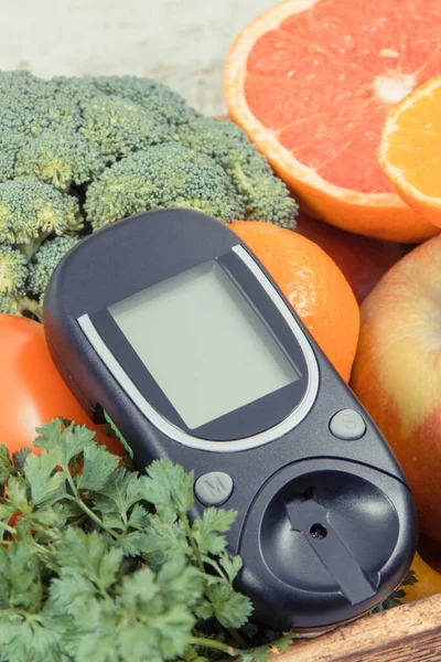 Medidor Glucosa Para Comprobar Nivel Azúcar Frutas Saludables Naturales Con —  Fotos de Stock
