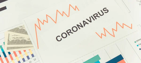 Inscrição Coronavírus Moedas Dólares Gráficos Para Baixo Representando Crise Financeira — Fotografia de Stock
